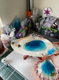 a plate of sea shells on top of a table